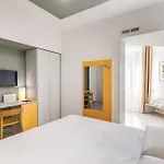 National Square 4*