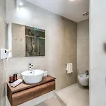 National Square 4*